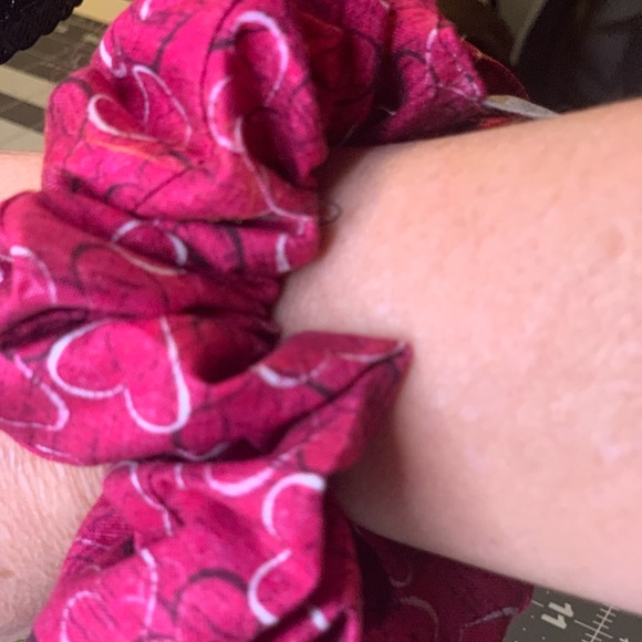 Cotton Burgundy with hearts scrunchie with hidden zipper pocket - Picture 5 of 5
